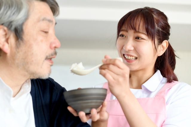 食事介助のお悩み解決！高齢者の食欲低下を防ぐには